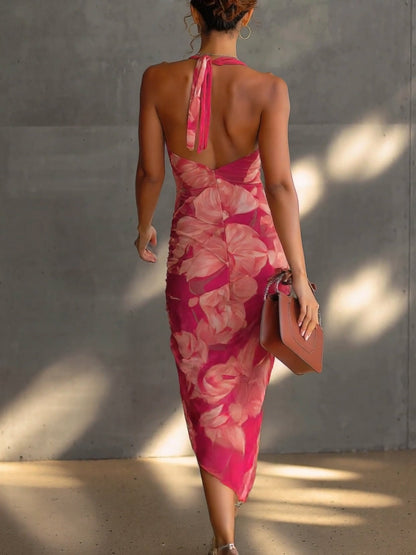 Vestido entallado de flores fucsia, sin mangas, fruncido y con abertura lateral