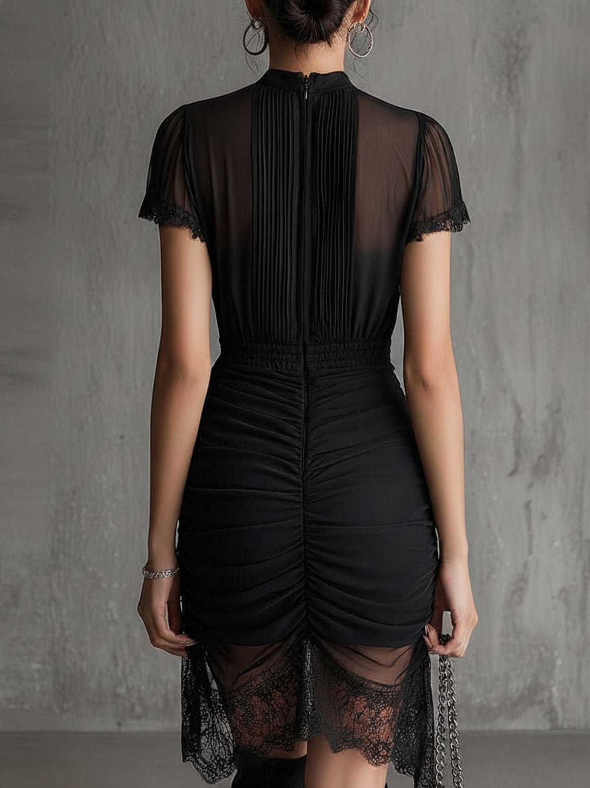 Vestido mini romántico de gasa negra plisada con ribete de encaje