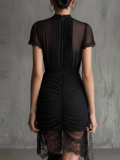 Vestido mini romántico de gasa negra plisada con ribete de encaje