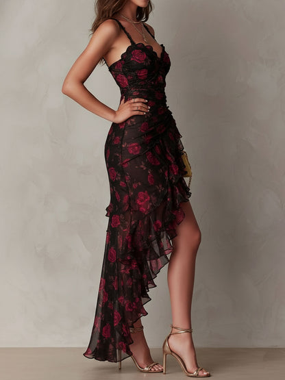 Vestido negro y rojo elegante con estampado floral, fruncido y dobladillo con volantes