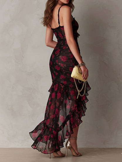 Vestido negro y rojo elegante con estampado floral, fruncido y dobladillo con volantes