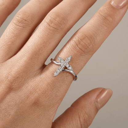 El Anillo de la Gloria — Cruz de plata con detalles de cristal