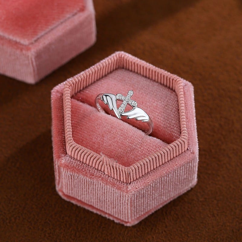 El anillo Guardian Ring — Alas de ángel y cruz con detalles de cristal (ajustable)