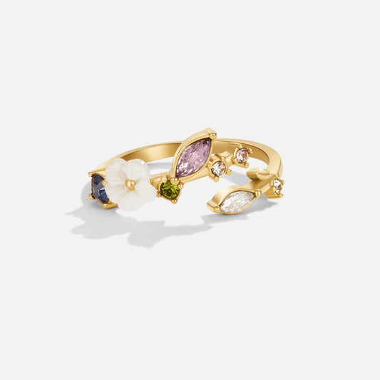 Anillo dorado con flor blanca de cristal