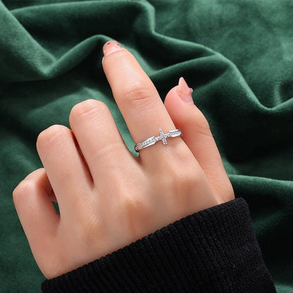 El anillo de la fe — Cruz con detalle de cristal