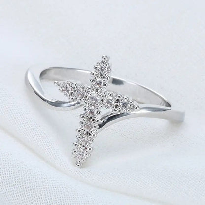 El Anillo de la Gloria — Cruz de plata con detalles de cristal