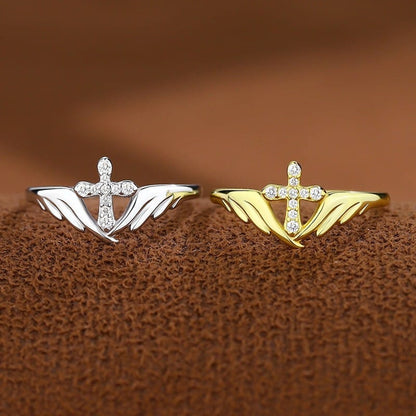 El anillo Guardian Ring — Alas de ángel y cruz con detalles de cristal (ajustable)