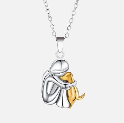 El colgante del abrazo — Collar de mujer y perro