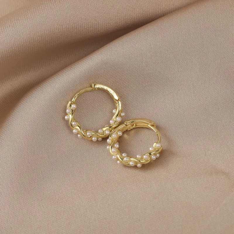 Aretes Elegantes Redondos de Perla con Incrustaciones