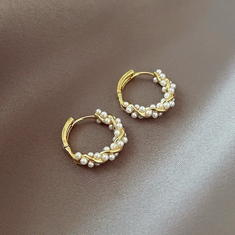 Aretes Elegantes Redondos de Perla con Incrustaciones