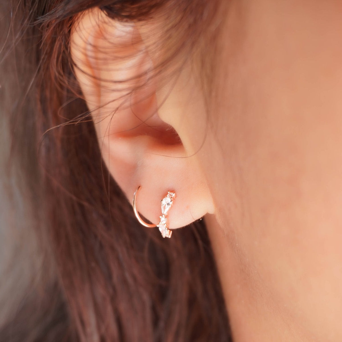 Pendientes de aro en espiral con diseño elegante.