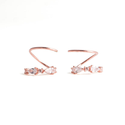 Pendientes de aro en espiral con diseño elegante.