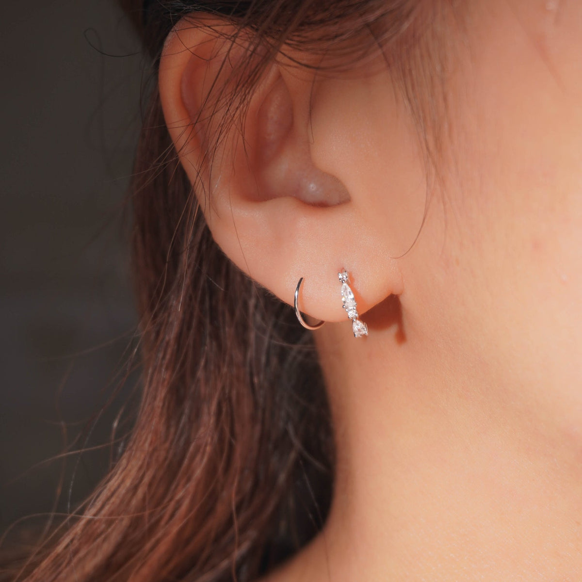 Pendientes de aro en espiral con diseño elegante.