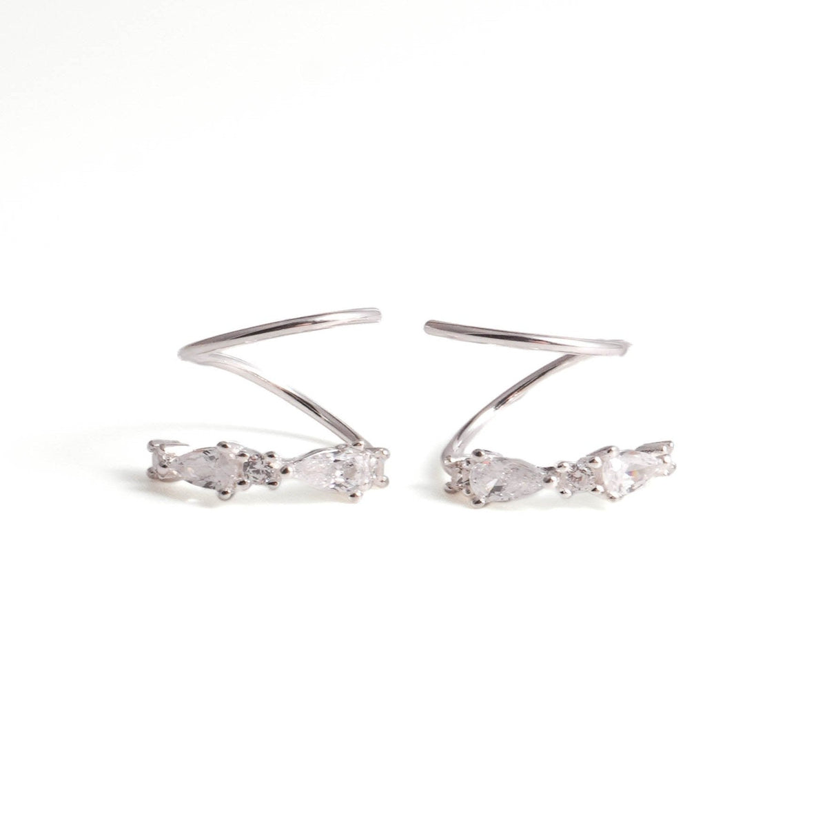 Pendientes de aro en espiral con diseño elegante.