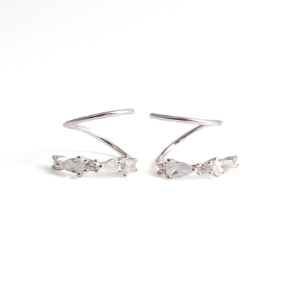 Pendientes de aro en espiral con diseño elegante.