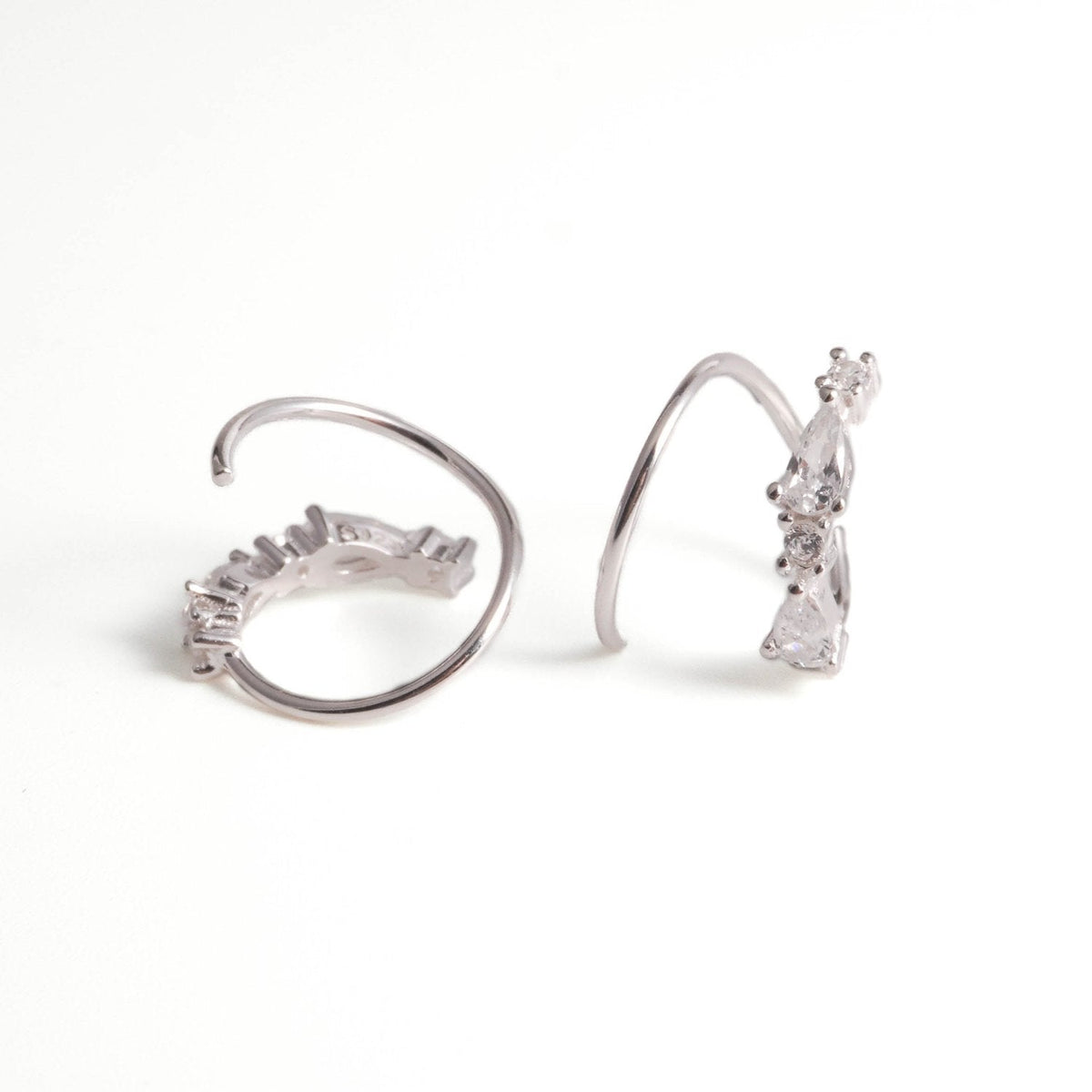 Pendientes de aro en espiral con diseño elegante.