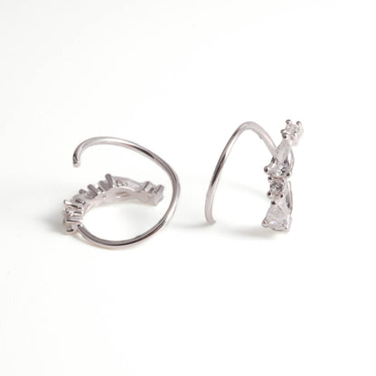 Pendientes de aro en espiral con diseño elegante.