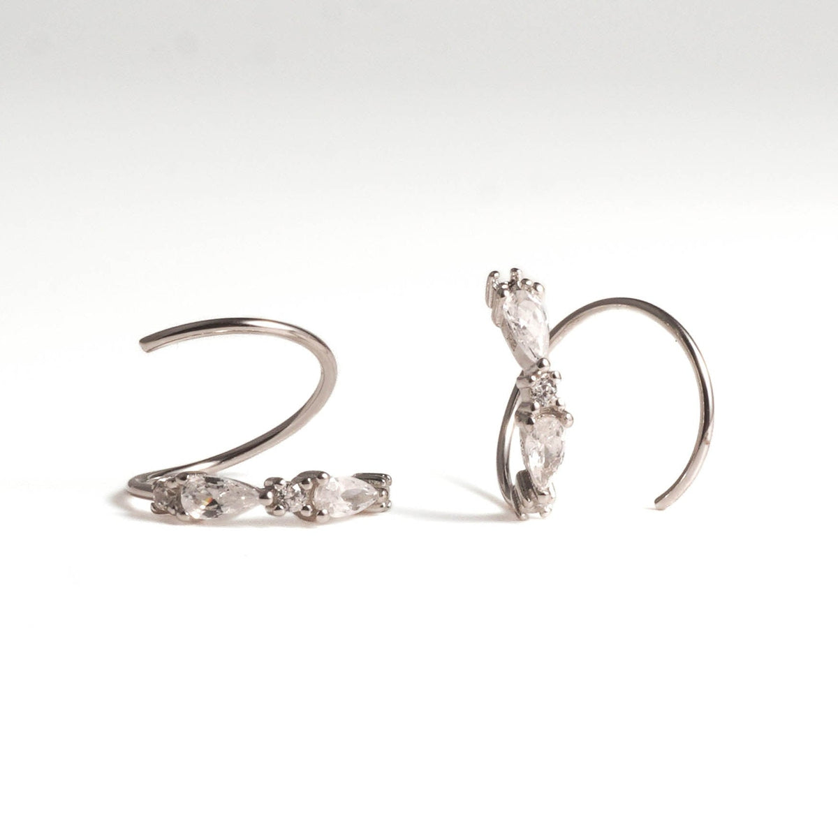 Pendientes de aro en espiral con diseño elegante.