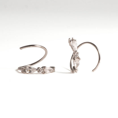 Pendientes de aro en espiral con diseño elegante.