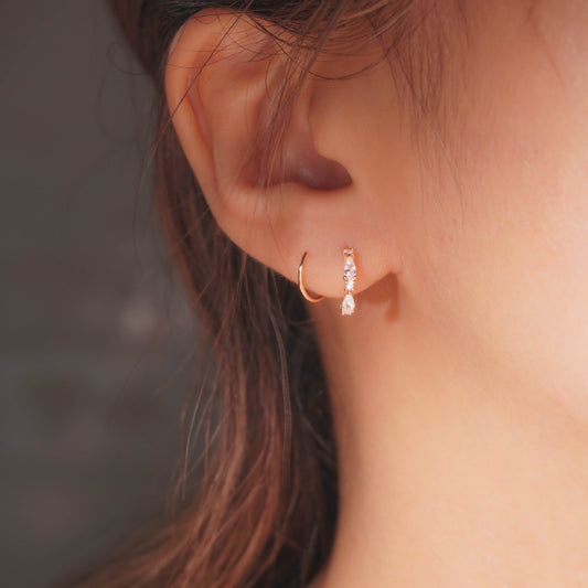 Pendientes de aro en espiral con diseño elegante.
