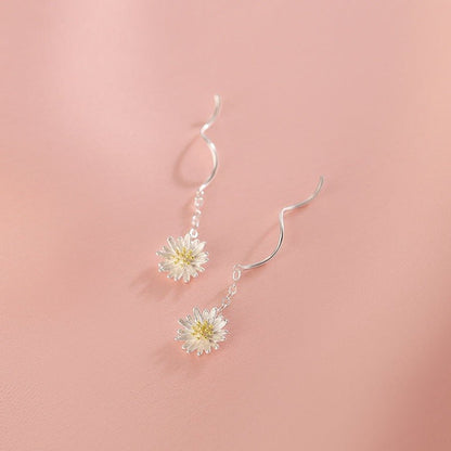 Pendientes de cadena con margaritas dulces