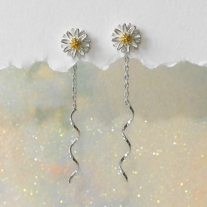 Pendientes de cadena con margaritas dulces