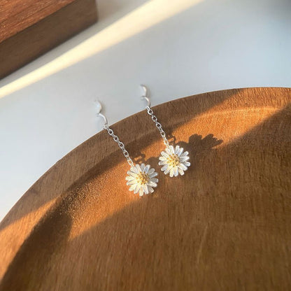 Pendientes de cadena con margaritas dulces